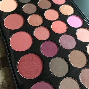 BH Cosmetics 26 Eyeshadows and Blush Palette